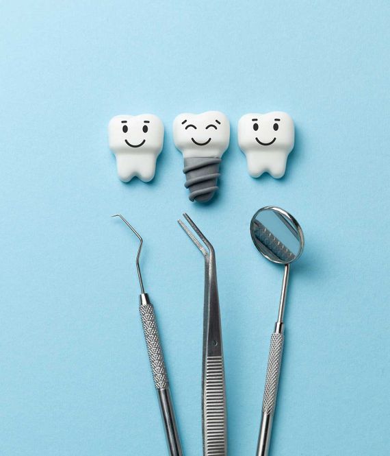 Gesunde weiße Zähne und Implantate sind lächelnd auf blauem Hintergrund und Zahnarzt Werkzeuge Spiegel, Haken.