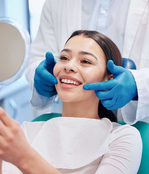 Zahnarzt, Spiegel und Frau überprüfen Lächeln nach Zahnreinigung, Klammern und zahnärztliche Beratung. Gesundheitswesen, Zahnmedizin und glückliche Patientin mit Kieferorthopäde für Mundhygiene, Wellness und Reinigung